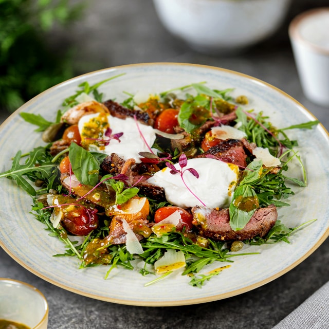 Tagliata z grillowanym stekiem wołowym/ mix smażonych pomidorów/ ser burrata/rukola/ sos vinaigrette Tagliata z grillowanym stekiem wołowym/ mix smażonych pomidorów/ ser burrata/rukola/ sos vinaigrette